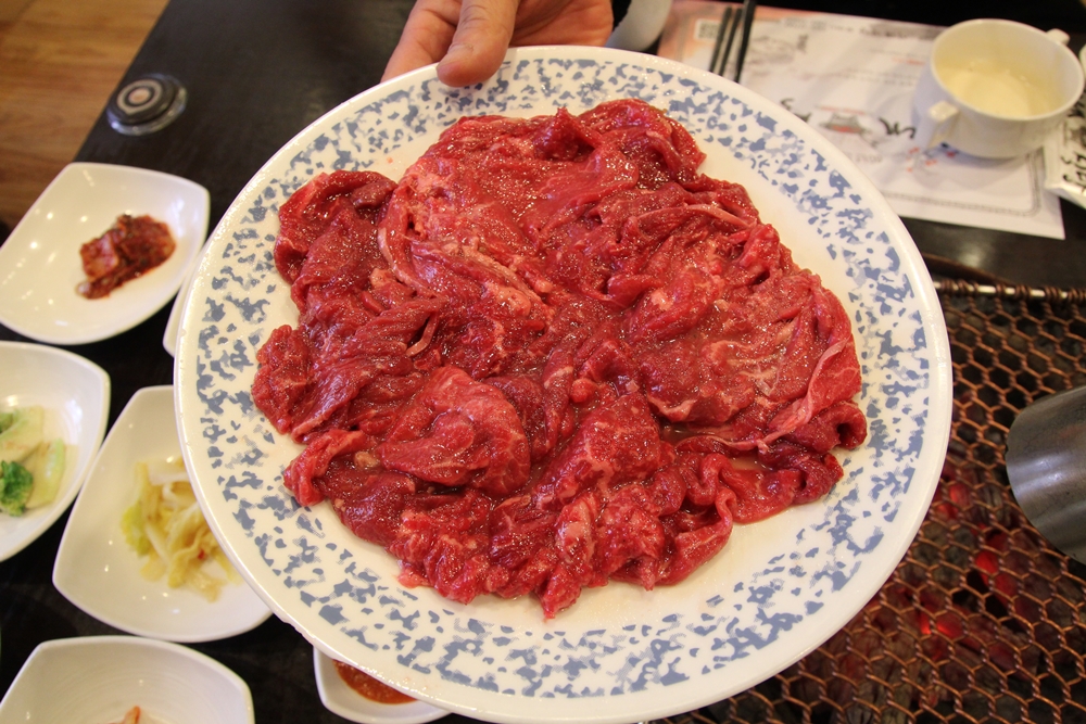 광양불고기는 쇠고기를 얇게 썰어서 즉석에서 양념에 재워 숯불에 구워먹는다. 
