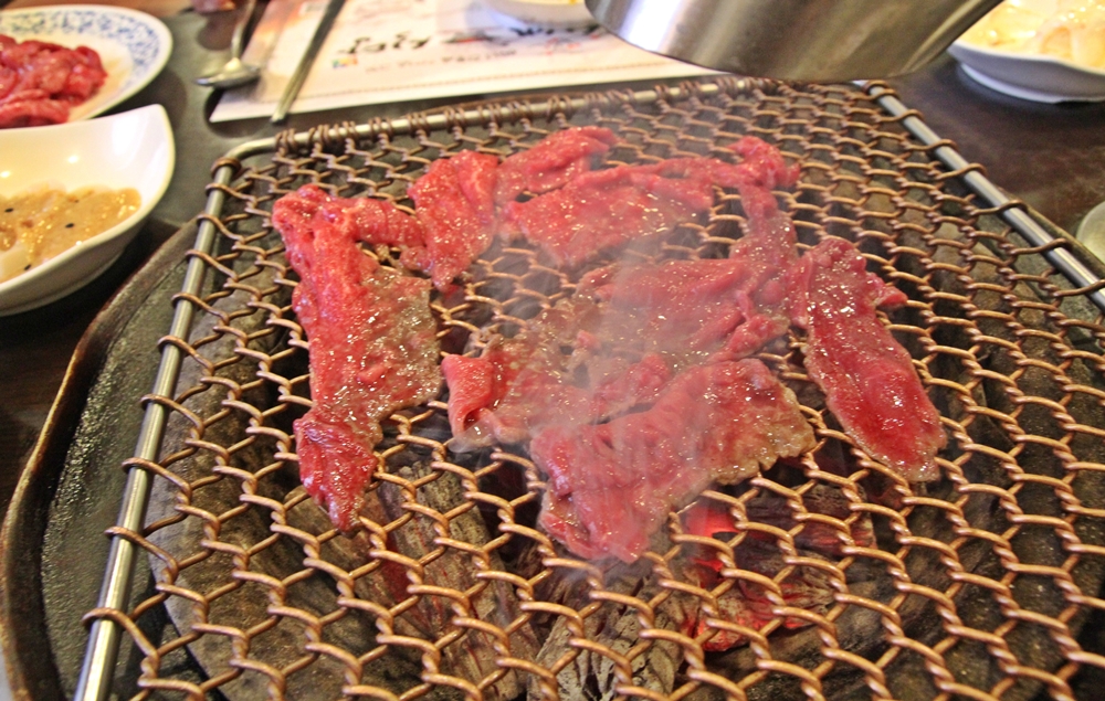광양불고기는 얇게 썰어낸 고기라 재빠르게 구워내야 한다. 
