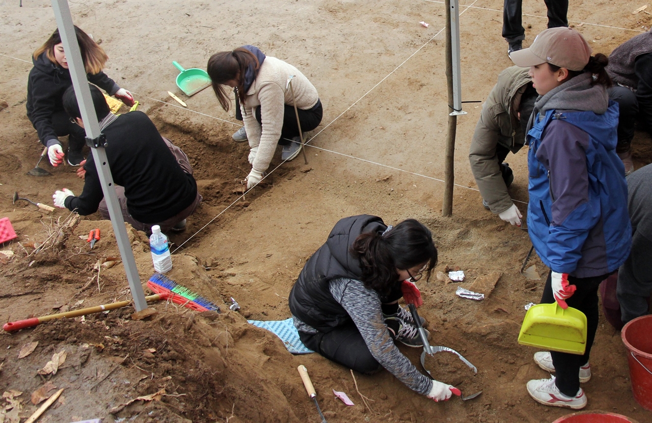민간인 희생자 유해발굴 때마다 자원봉사 활동을 하는 학생들이 있다.