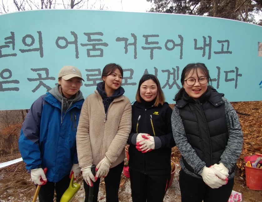 민간인 희생자 유해발굴 때마다 자원봉사 활동을 하는 학생들이 있다. 아산 설화산 폐금광 유해매장지 발굴 작업에 참여한 김소현 홍성예 구가은 김나경 씨(왼쪽부터) 