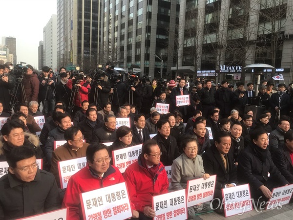 자유한국당이 24일 오후 서울 종로구 청계광장에서 '천안함 폭침 주범 김영철 방한 저지를 위한 현장 의원총회'를 열었다. 