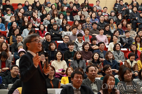 오연호 오마이뉴스 대표가 지난달 24일 오후 서울 마포구 마포중앙도서관에서 신간 <우리도 사랑할 수 있을까> 출판 기념 꿈틀박람회를 열고 있다.