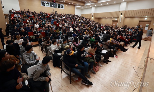  24일 오후 서울 마포구 마포중앙도서관에서 오마이뉴스와 사단법인 꿈틀리 주최로 ‘우리도 행복할 수 있을까’ 800호 강연 및 ‘우리도 사랑할 수 있을까’ 신간 출판 기념 꿈틀박람회가 열렸다.