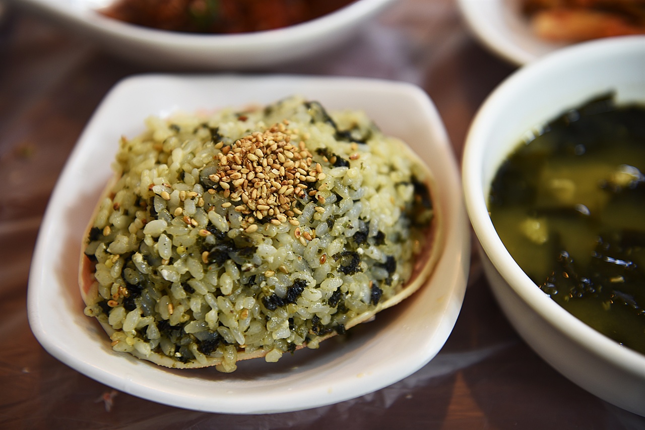 대게 몸통의 내장 국물에 밥과 김가루, 참기름을 넣어 비빈 다음 볶아내면 그 맛을 잊기 힘든 볶음밥이 된다.  