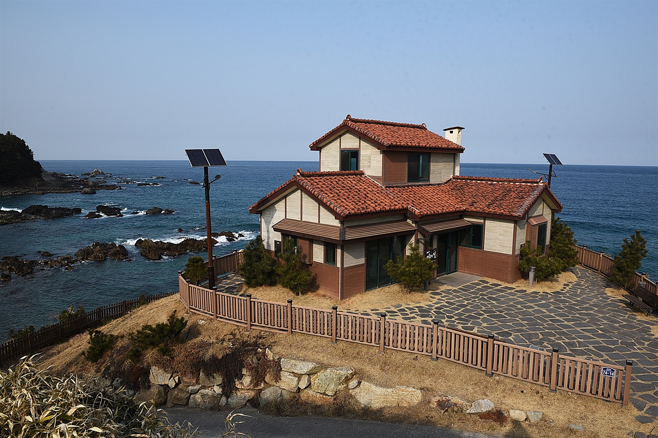 드라마 세트장으로 유일하게 남은 어부의 집은 바닷가 절벽 위에서 푸른 바다를 온몸으로 끌어안는다. 