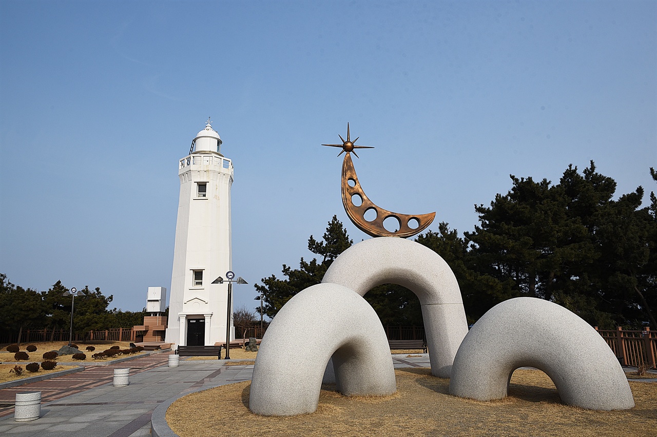 죽변 등대  1910년부터 바닷길을 밝힌 죽변 등대와 등대를 상징하는 조형물이 잘 어울려 있다. 