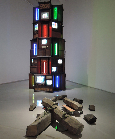 백남준의 '탑(Tower)' 2001년 작품 [위], 보이스의 현무암으로 만든 '20세기의 종말'의 초기버전 1983-1985년 작품 [아래]. 예술이 선사시대 같은 원시상태로 돌아가야 진정 본연의 예술을 창조할 수 있다는 메시지가 담겨 있다