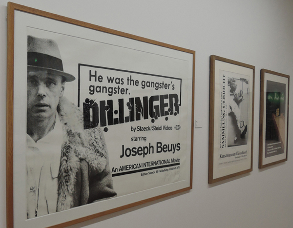 2층 요셉 보이스 전시장 여러 요셉 보이스 초상화 사진(Portrait of Joseph Beuys) 중 하나. 이 사진에 적힌 문장 '그는 은행털이 갱 중의 갱이다(He was the gangsters' gangster DILLINGER)'라는 글귀가 흥미롭다