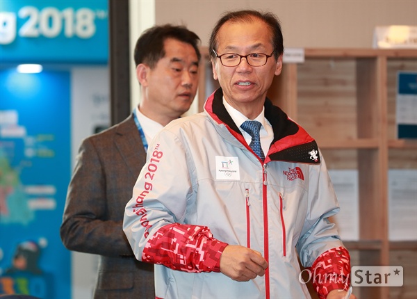 기자간담회 참석하는 최문순 최문순 강원도지사(평창조직위 공동집행위원장)이 25일 오후 강원도 강릉 강원프레스센터에서？기자간담회를 열어 올림픽 주요성과 및 향후 계획에 대해 설명하기 위해 들어서고 있다.