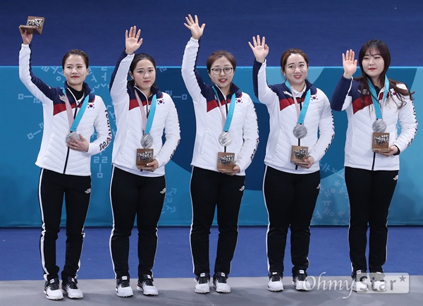 은메달 목에 건 여자 컬링 선수들 평창동계올림픽에서 은메달을 획득한 한국 여자 컬링팀 선수들이 25일 강원도 강릉컬링센터에서 열린 시상식에서 메달을 걸고 관중들에게 인사하고 있다. 왼쪽부터 김은정, 김경애, 김선영, 김영미, 김초희.