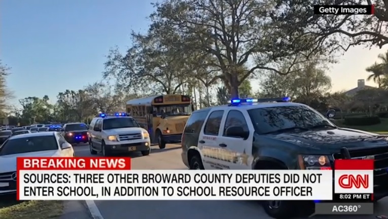 미국 플로리다 고교 총격 사건 당시 일부 경찰의 진입 지연 논란을 보도하는 CNN 뉴스 갈무리.