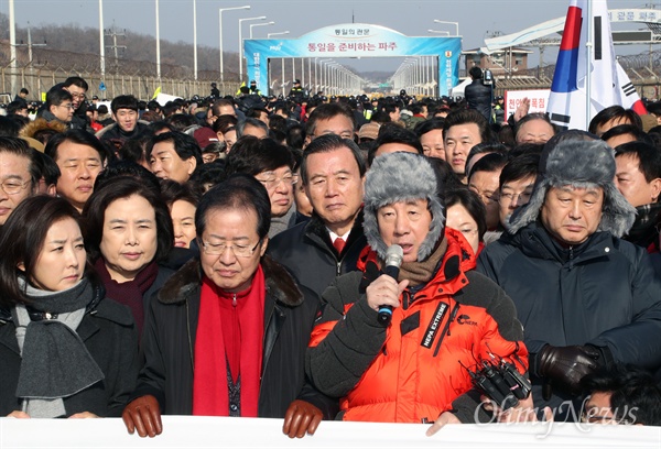  나경원 자유한국당 의원이 6일 밤 자신의 페이스북을 통해 "대북 특사단이 어김없이 빈손으로 돌아왔다"고 비판했다. 사진은 지난 2월 자유한국당의 김영철 북한 노동당 중앙위원회 부위원장(노동당 통일전선부장 겸임) 방남 저지 시위 당시 모습.