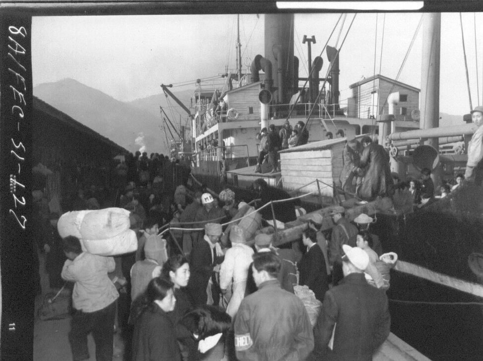 1950. 12. 27. 인천에서 배를 타고 부산항에 도착한 피란민들.