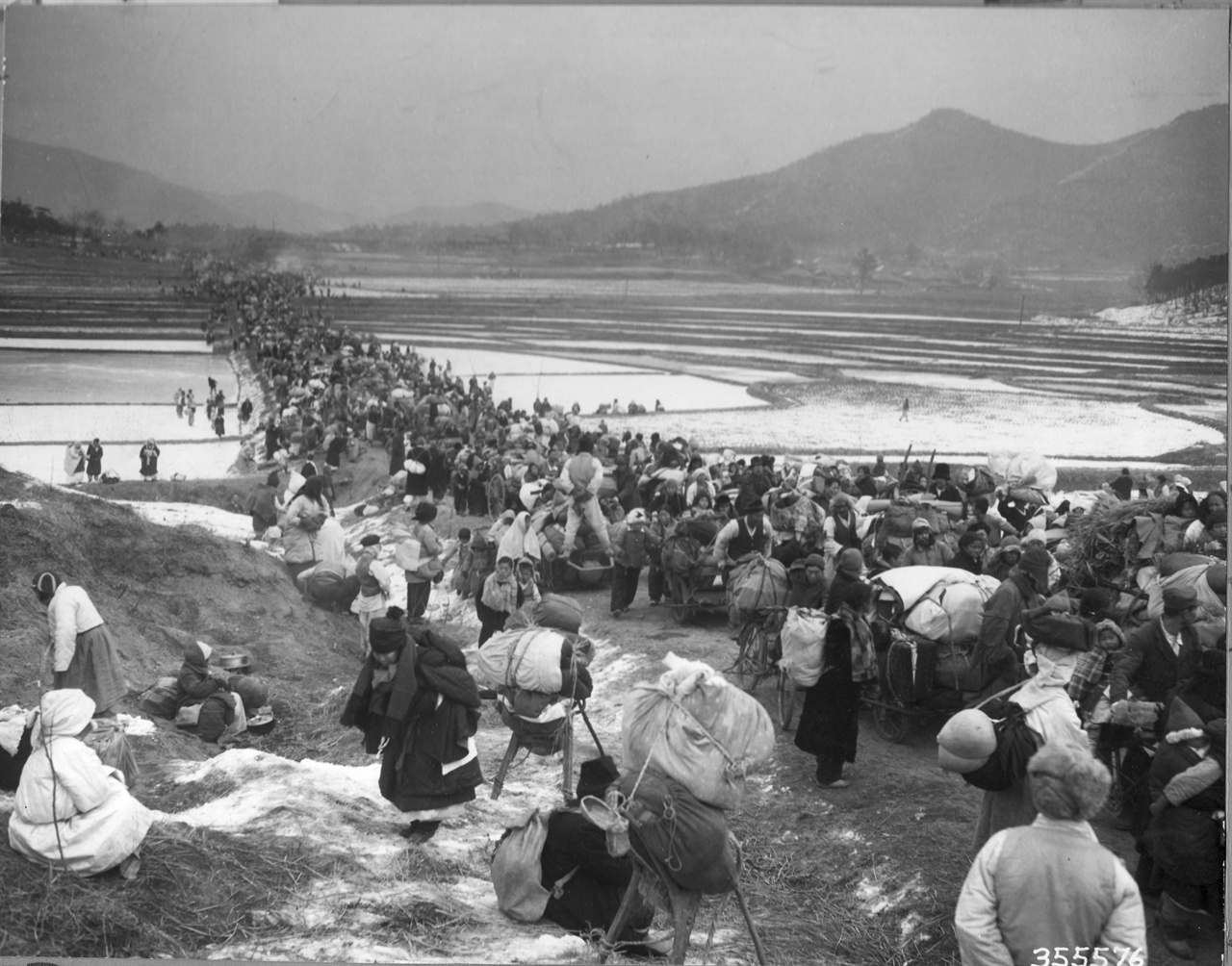1951. 1. 강추위 속에 끝없이 이어진 1.4 후퇴 피란행렬, 피란민들은 봇짐을 지거나 달구지에 싣고 서울 남쪽으로 내려가고 있다.