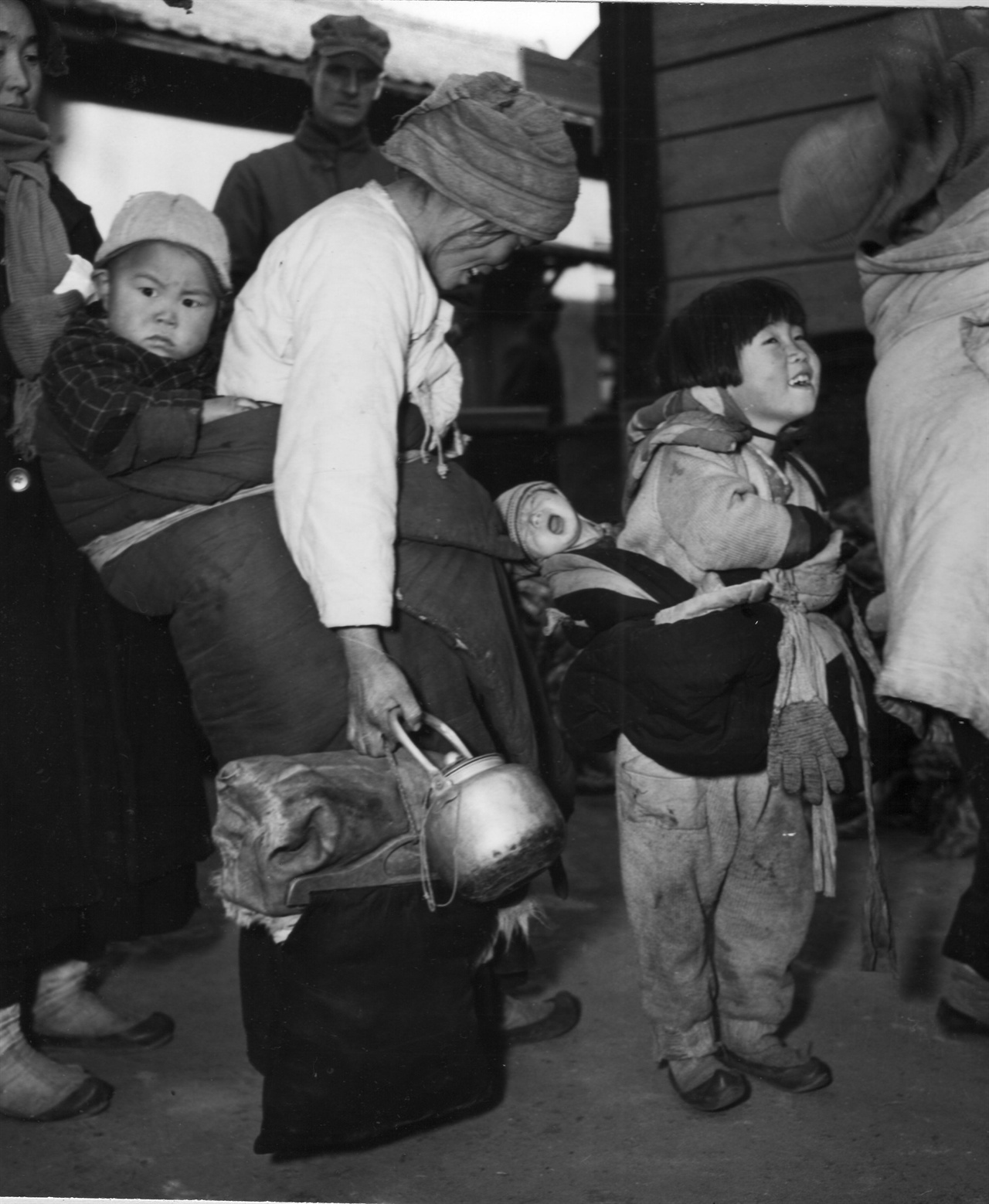 1951. 2. 8. 부산항에서 남해안 섬으로 가는 배를 기다리는 피란민들.