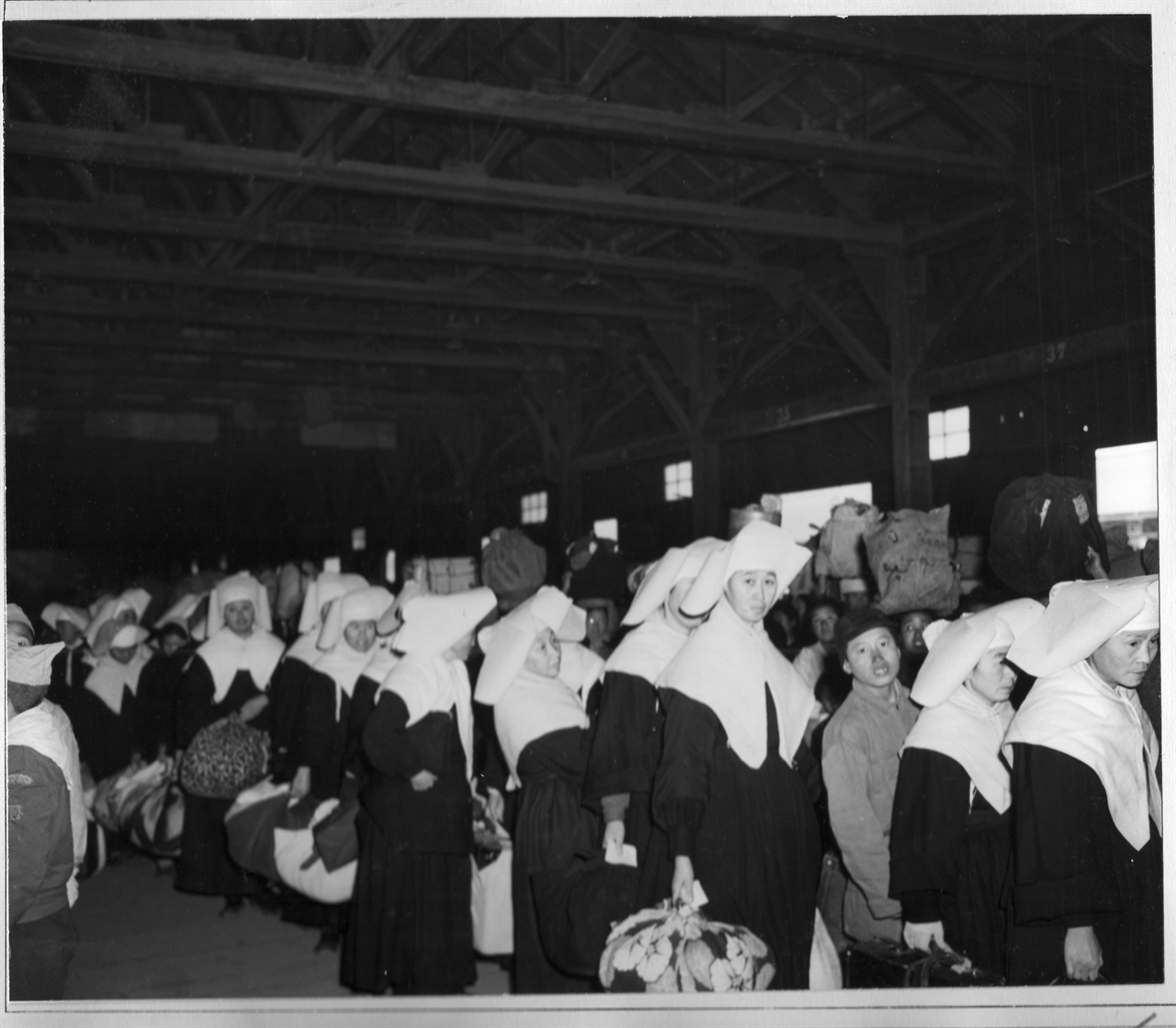 1951. 2. 8. 피란지 부산에서 다시 남해안 섬으로 가는 배를 타고자 기다리는 수녀님들.