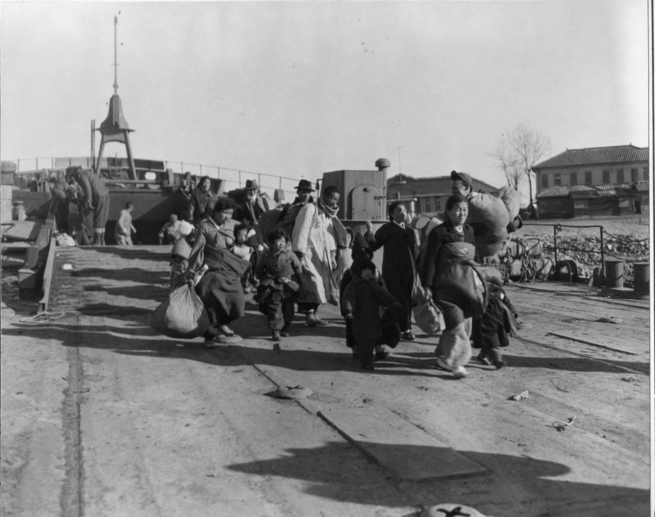1950. 12. 인천시민들이 피란선에 오르고자 부두로 가고 있다.