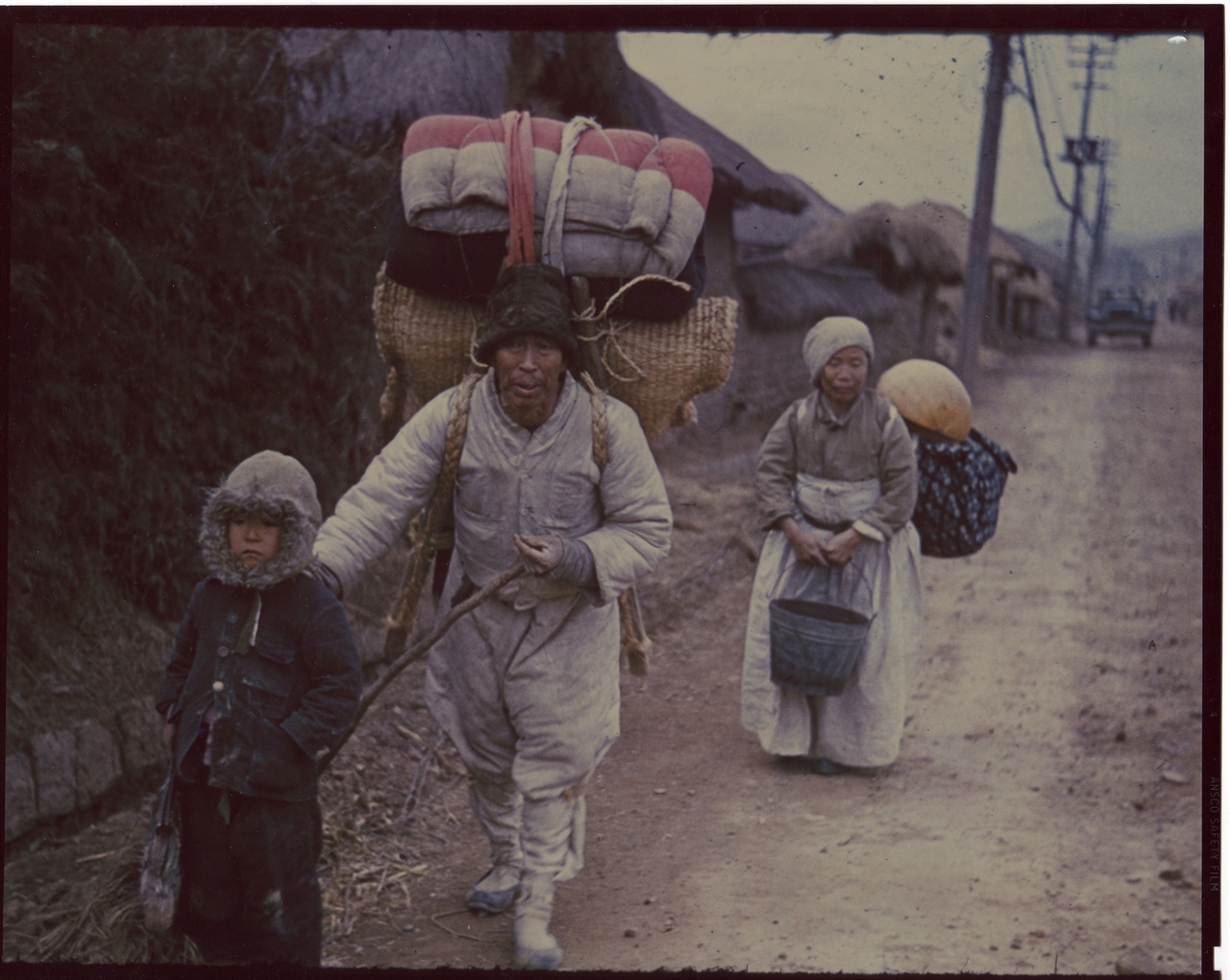 1951. 3. 1. 전주, 노인 부부가 어린 손자를 앞세우고 피란길에 나서고 있다.