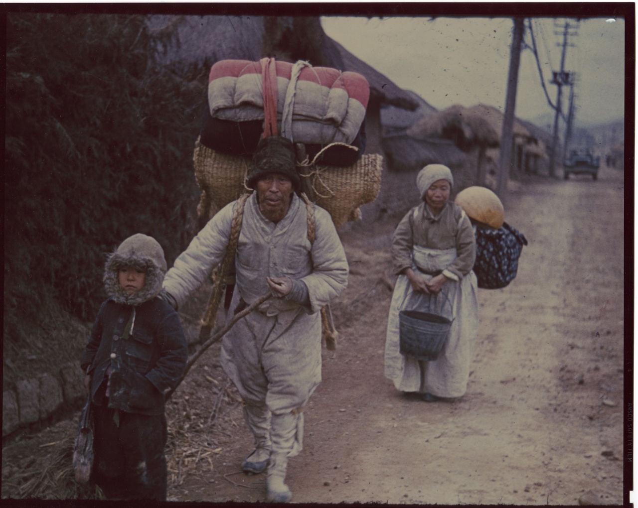  1951. 3. 1. 전주, 노인 부부가 어린 손자를 앞세우고 피란길에 나서고 있다.