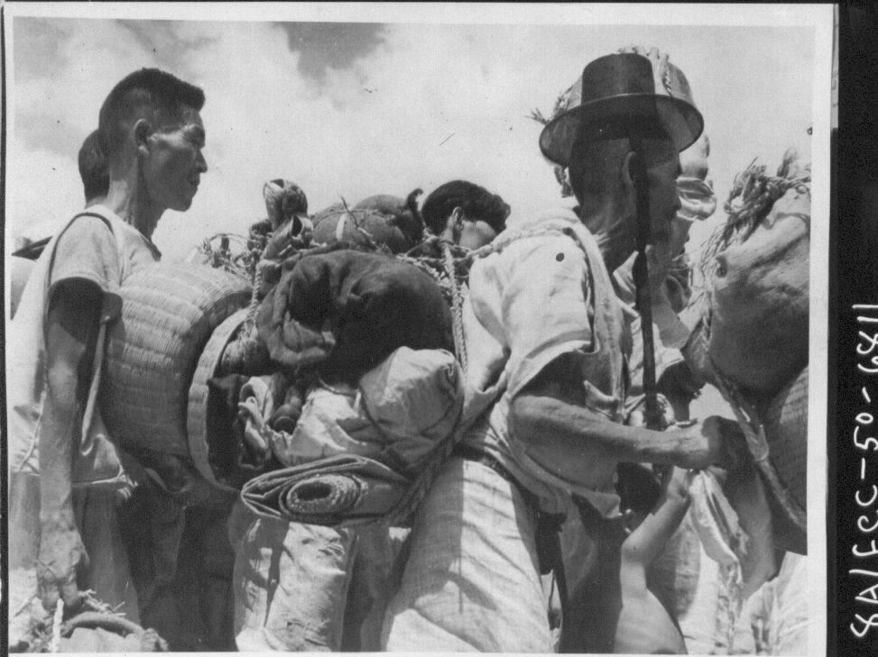 1950. 8. 23. 경남 함안, 가재도구를 등짐에 진 피란민 행렬.