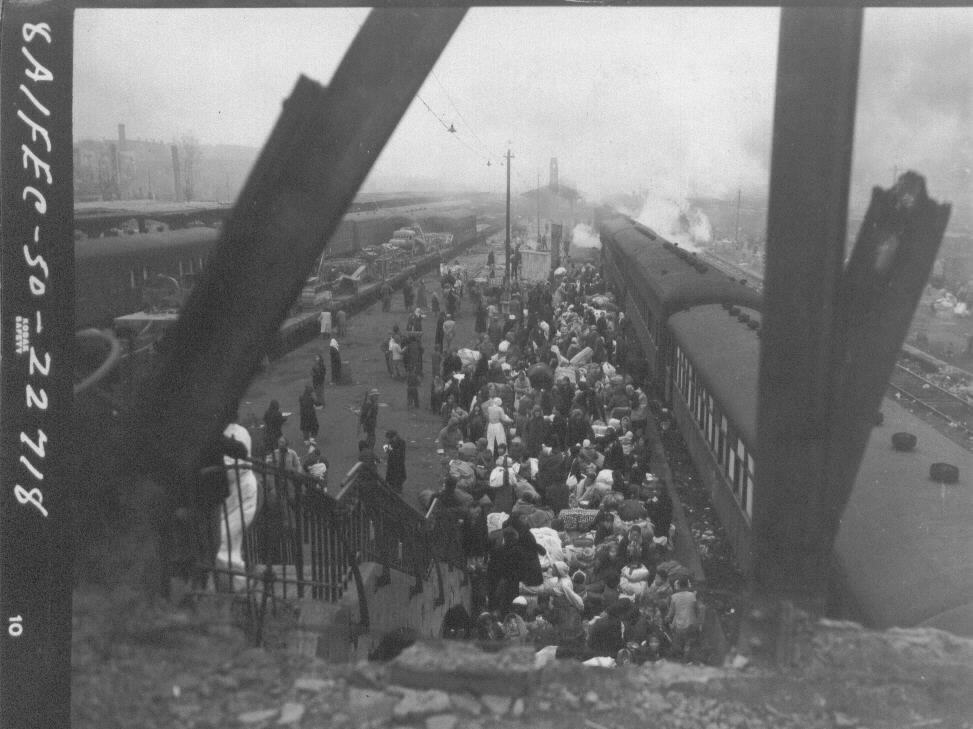 1950. 12. 14. 서울, 남행 열차에 피란민들이 몰려들고 있다.