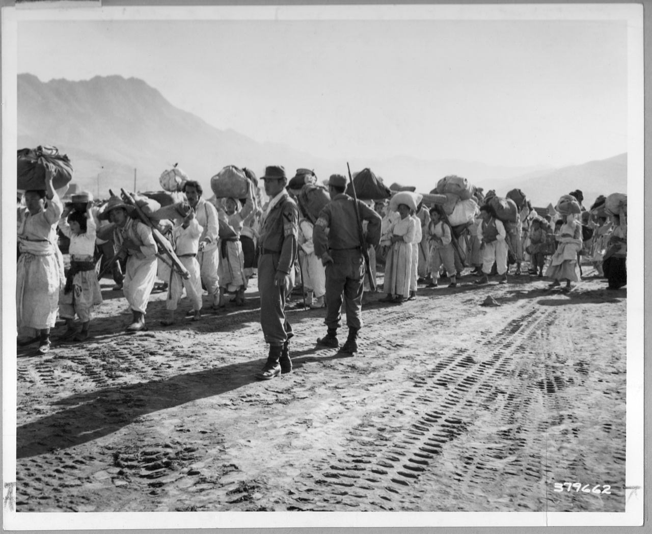 1951. 9. 유엔군의 통제 아래 피란민들이 열차를 기다리고 있다. 