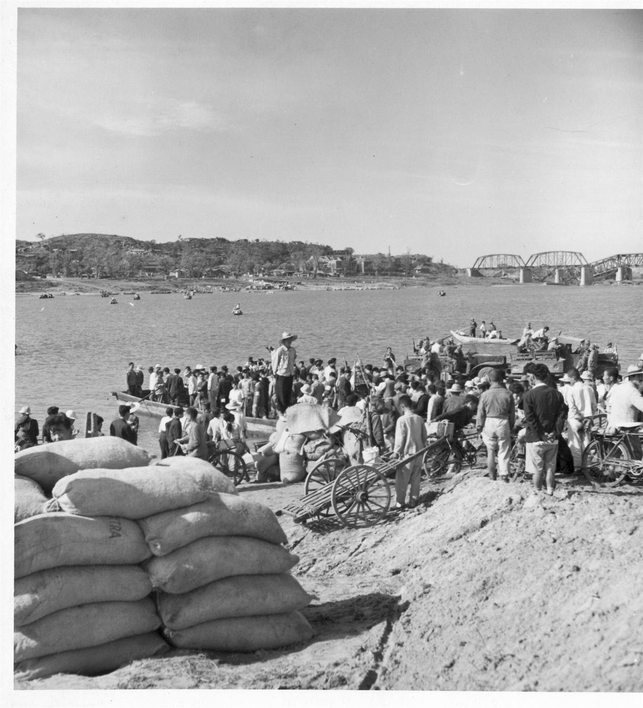 1951. 서울, 필리핀과 태국에서 긴급 구호양곡으로 수입한 쌀이 한강 나루터에 도착하자 몰려든 서울 시민들. 