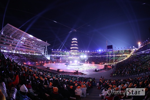 평창 동계올림픽 화려한 폐막식 25일 오후 강원도 평창동계올림픽 스타디움에서 2018평창 동계올림픽 폐막식 공연이 진행되고 있다.