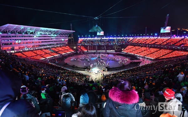 25일 오후 강원도 평창올림픽스타디움에서 2018 평창동계올림픽 폐막 공연이 열리고 있다.