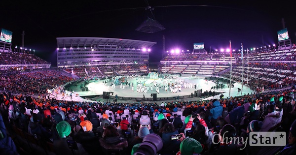  2018 평창동계올림픽 폐회식이 열린 25일 밤 강원도 평창군 평창올림픽스타디움에서 ‘승리의 밤’ 공연이 진행되고 있다.