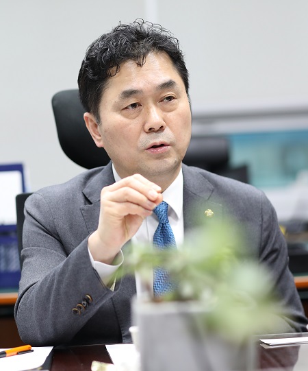 20일 오후 김종민 더블어민주당 의원이 토지보유세제 개편방안, 적폐청산, 개헌, 6.13 지방선거, 언론 문제 등과 관련해 인터뷰에 응했다.  