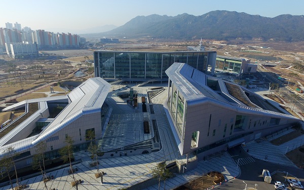 충남도청 충남도 인권위원회는 광역지자체 인권위원회 협의회와 공동으로 27일 오후 2시 내포신도시 대한적십자사 충남지사 1층 대강당에서 ‘헌법과 인권 조례 그리고 우리의 삶’을 주제로 토론회를 개최한다