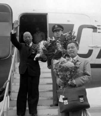 1956년에 베트남으로 출국하는 최덕신. 