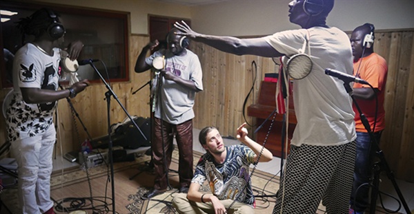  아프리카 음악가들과 녹음 중인 음악 감독 루드비히 괴란손의 모습.