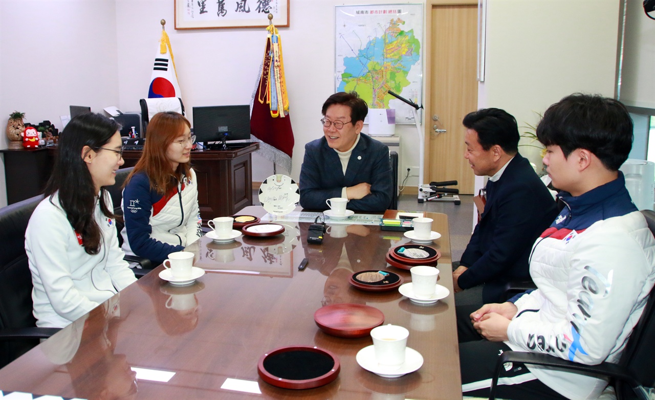 성남시청 소속 평창 올림픽 선수단, 이재명 시장 방문 선수들과 환담을 나누고 있는 이재명 성남시장