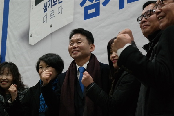 심기보 전 시흥 부시장 출판 기념회(왼쪽에서 3번째)