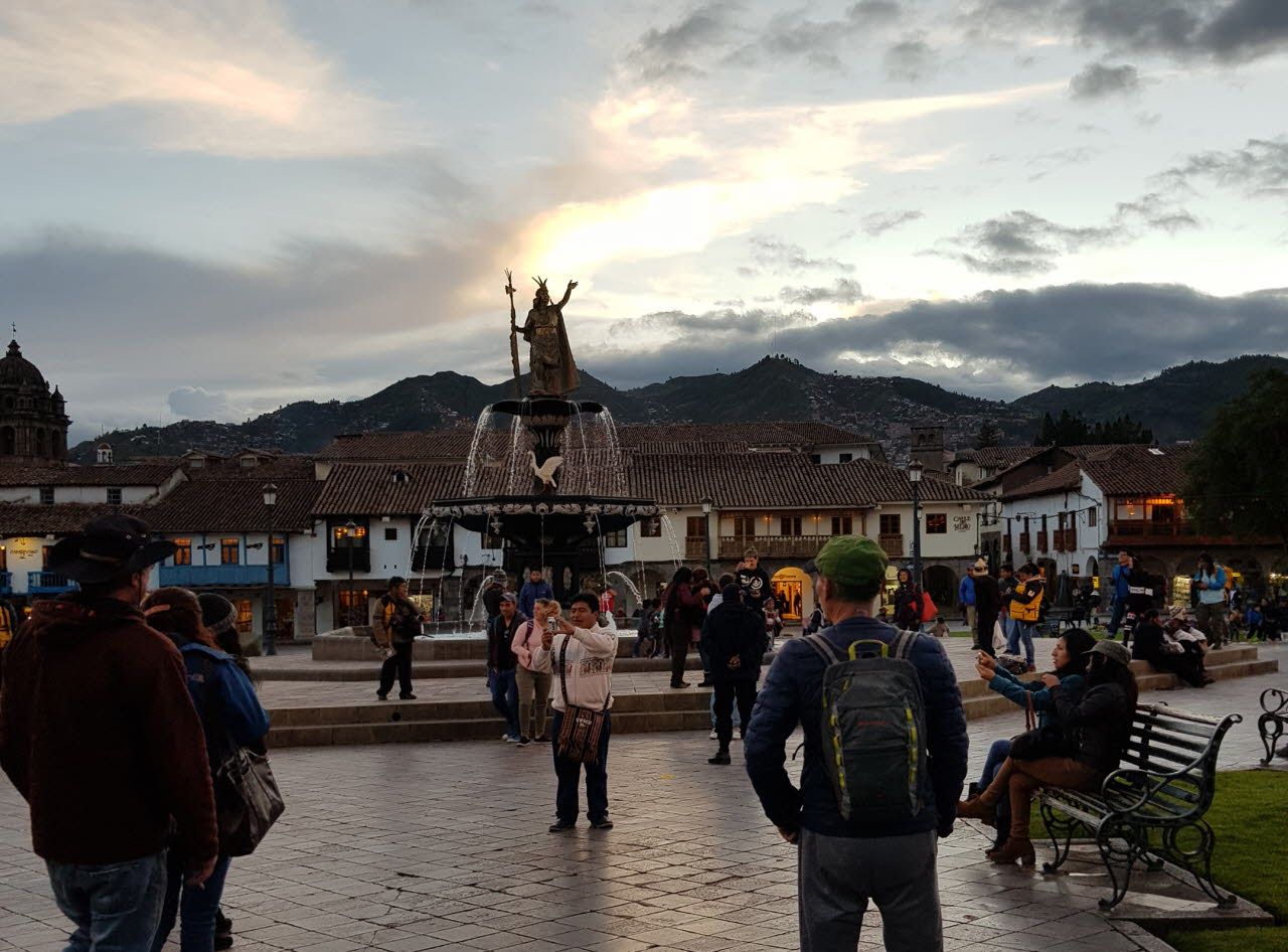 세상의 중심이라는 쿠스코, 짧은 잉카제국의 영화는 돼지치기였던 스페인의 프란시스코 피사로의 말발굽에 짓밟혔다. 무너진 잉카제국의 광장은 이제 각국에서 온 관광객으로 성시를 이루고 있다. 