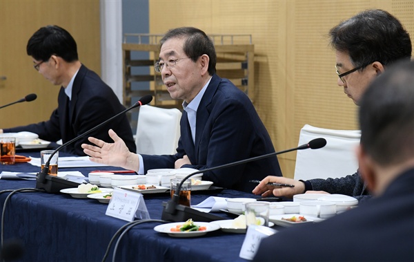  박원순 서울시장이 26일 오후 시청에서 열린 근로자(노동) 이사와 함께 '한국형 모델 정립, 확산' 발전토론 오찬간담회에 참석해서 인사말을 하고 있다.