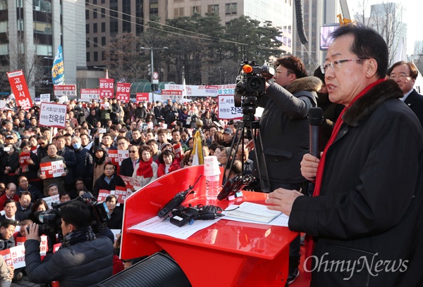 자유한국당 홍준표 대표가 26일 오후 서울 청계광장에서 열린 북한 김영철 방남 규탄대회에 참석해 발언하고 있다. 