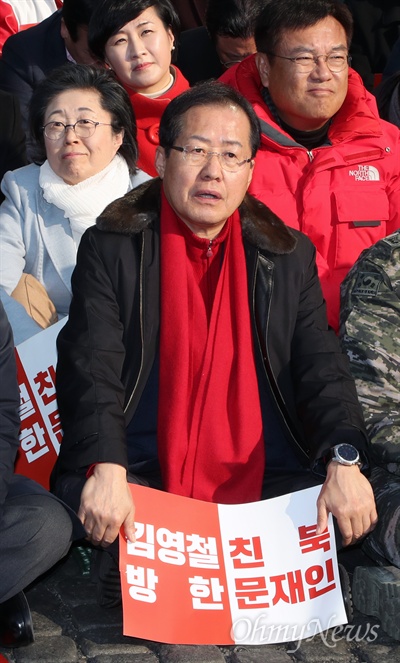 자유한국당 홍준표 대표가 26일 오후 서울 청계광장에서 열린 북한 김영철 방남 규탄대회에 참석하고 있다.
