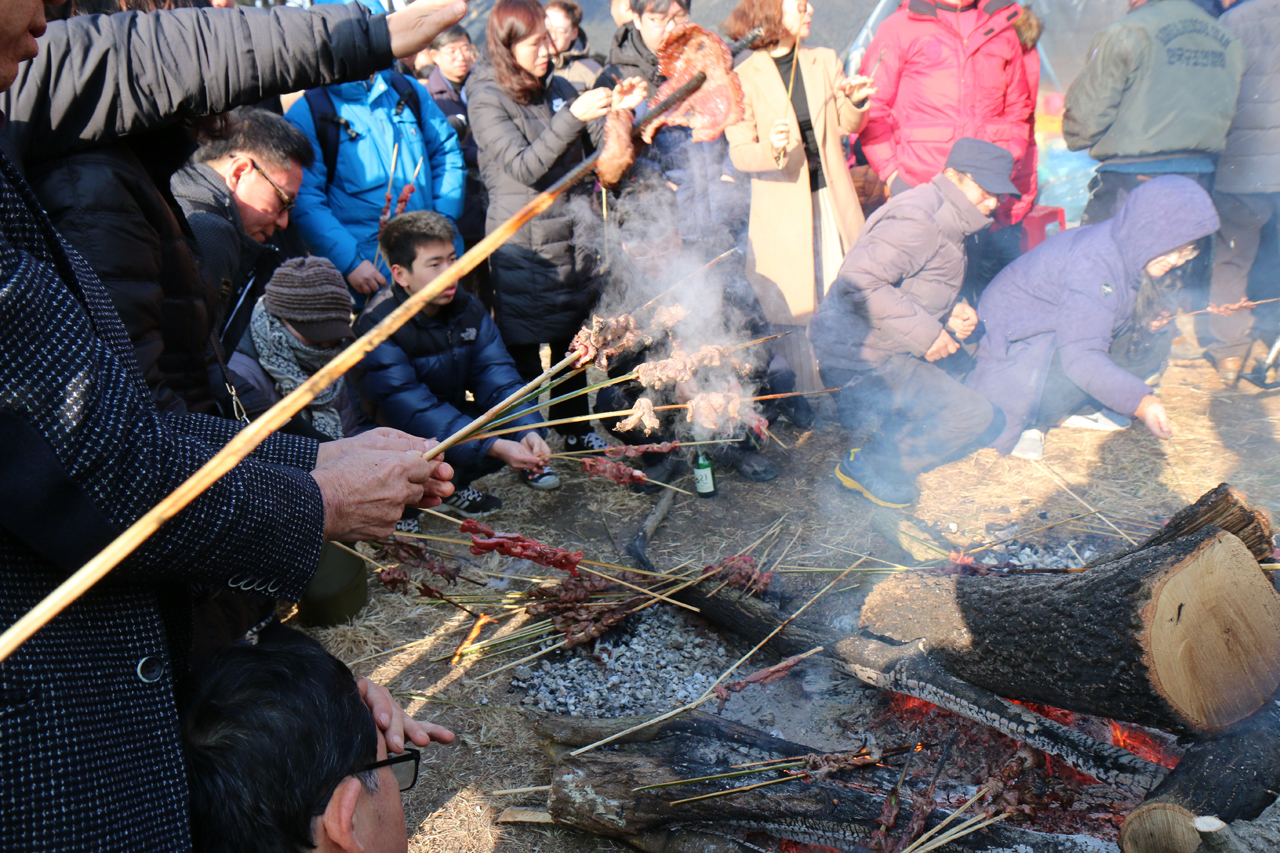 용왕제에서는 소고기 꼬치를 구워먹는 프로그램도 있는데, 대부분의 참가자들이 소꼬치 구워먹을 심산으로 오랜 시간 진행되는 용왕제 자리를 지킨다.