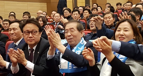 좌로 부터 우상호 의원, 민병두 의원, 박원순 시장 등 민주당 서울시장 경선 후보들이 박수를 치고 있다.