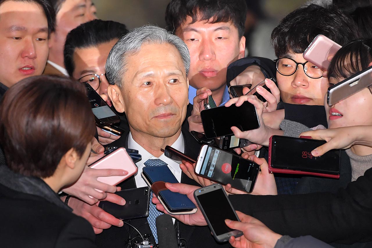  군 사이버사령부의 정치 개입을 국방부가 수사하는 과정에서 사건 축소와 은폐를 지시한 의혹을 받고 있는 김관진 전 국방장관이 27일 오전 서울 서초구 서울중앙지방검찰청에 피의자 신분으로 조사를 받기위해 출석하며 기자들의 질문들 받고 있다. 2018.2.27