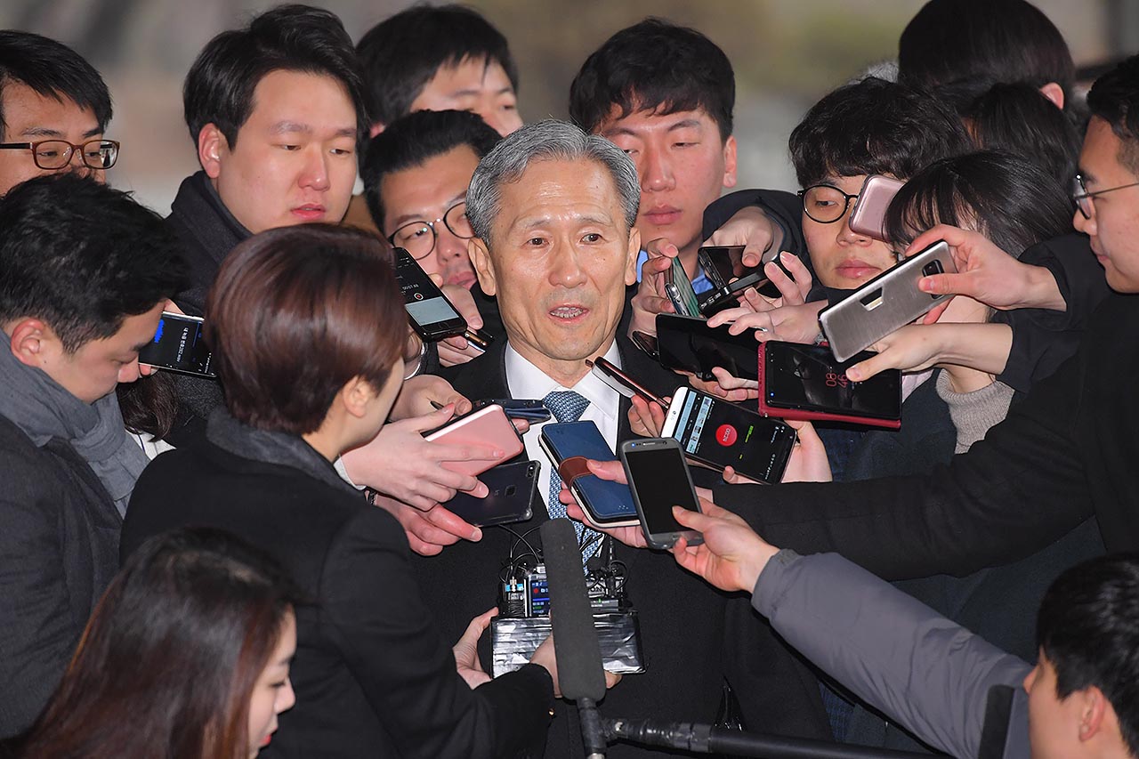  군 사이버사령부의 정치 개입을 국방부가 수사하는 과정에서 사건 축소와 은폐를 지시한 의혹을 받고 있는 김관진 전 국방장관이 27일 오전 서울 서초구 서울중앙지방검찰청에 피의자 신분으로 조사를 받기위해 출석하며 기자들의 질문에 답하고 있다. 2018.2.27