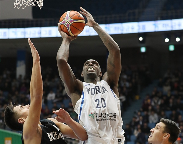 슛하는 라틀리프 26일 오후 서울 송파구 잠실체육관에서 열린 '2019 FIBA 농구 월드컵' 아시아예선전 대한민국과 뉴질랜드 남자농구 국가대표팀 경기에서 최근 귀화하며 대표팀에 합류한 라틀리프가 슛하고 있다.