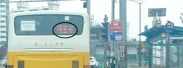 충남 예산군 농어촌버스에 ‘내포시(원안)’라는 행선지 표시가 돼 있다.