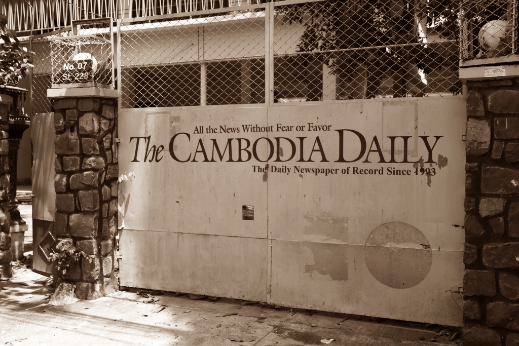 지난해 9월 세금체납을 이유로 정부에 의해 강제 폐간된 독립언론 캄보디아 데일리 신문사의 폐쇄직후 모습.