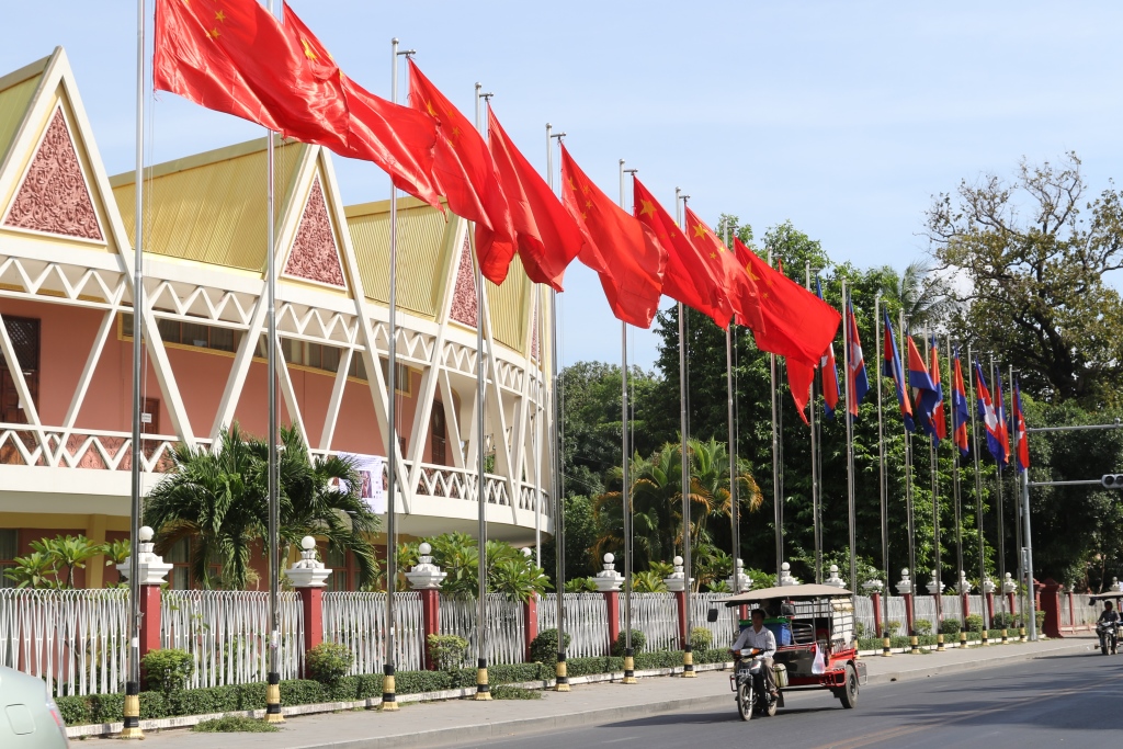 지난 1월 중국 리커창 총리의 캄보디아 방문 당시 수도 짜토목 국립극장앞에 휘날리던 중국 오성기의 모습.
