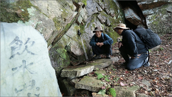 3월 1일 목요일 밤 10시 45분, 대전MBC는 갑천에 담겨 진 사람과 자연의 이야기를 담은 다큐멘터리 ‘갑천의 숨소리’를 방영한다. 사진은 다큐의 한 장면으로 갑천의 발원지 대둔산에서의 채원식 감독.