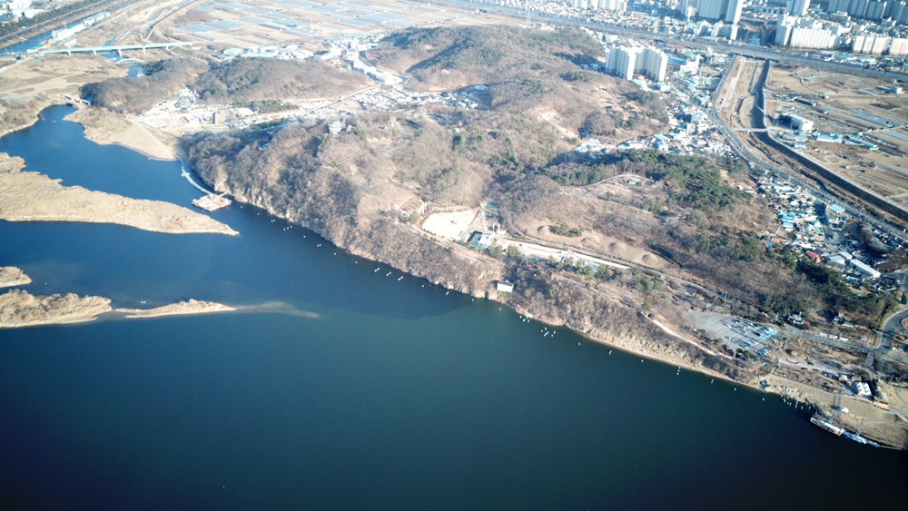 낙동강변 화원동산 하식애 전경. 달성군이 현재 하식애를 따라 철제파일을 박아 탐방로 공사를 진행하고 있다